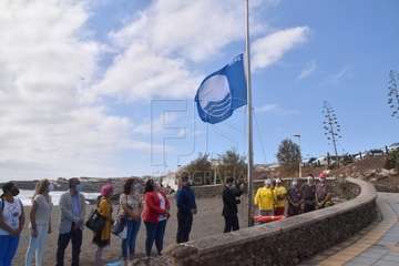 Izado de la bandera azul en Hoya del Pozo (foto TA/Francisco Javier Santana)